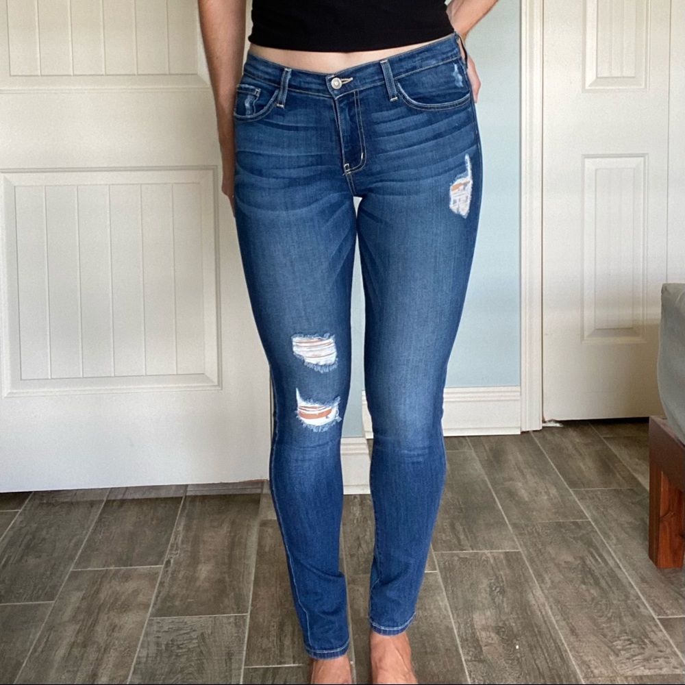 Distressed stretchy skinny Jean